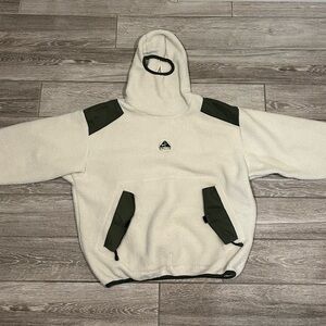 NIKE ACG NINJA SHERPA FLEECE - GREEN AND WHITE